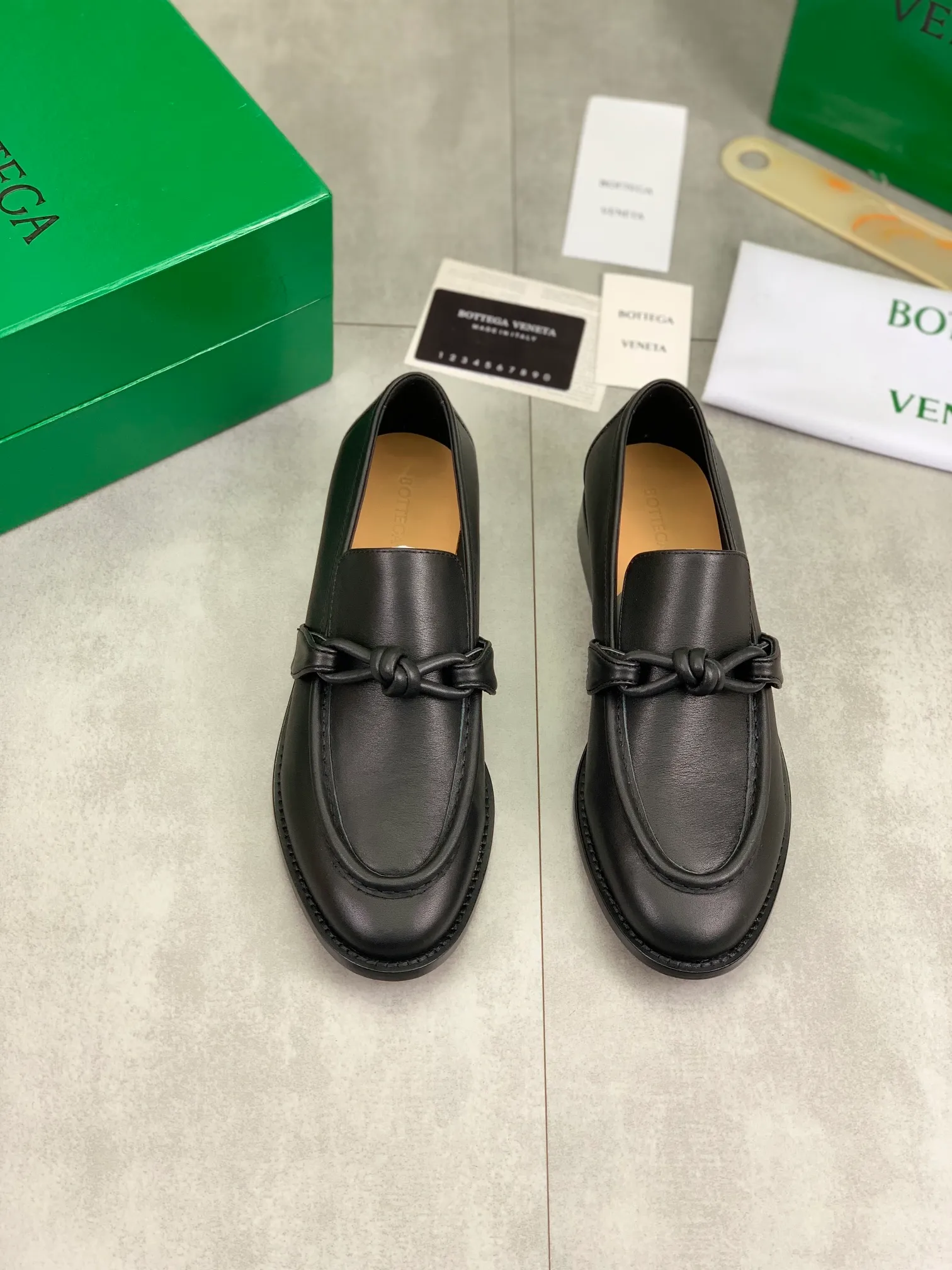 Men's shoes 💰P820 [New model] (genuine leather outsole) water-dyed cow lining 💰High-quality business couple leather shoes 💎💎💎 BOTTEGA VENETA official website synchronizes the latest top version of BV in the market, accept material comparison, shoe type comparison, process comparison, practical and textured, versatile and suitable for any occasion, the more you look at it, the more flavorful it becomes. Purely hand-knitted craftsmanship - Upper material, calfskin imported from Italy 🇮🇹 - High-quality water-dyed cowhide lining - Original private model customized leather outsole -Size: Female 35-39 (40 ordered) Male 39-44 (38 45 can be customized) Color: Multiple colors available